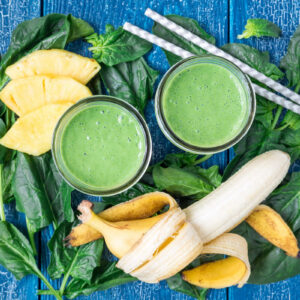 Receita de smoothie saudável para perder peso com banana, legumes e abacaxi