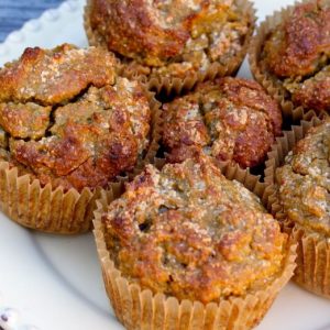 Muffins de batata doce antiinflamatórios na chapa branca