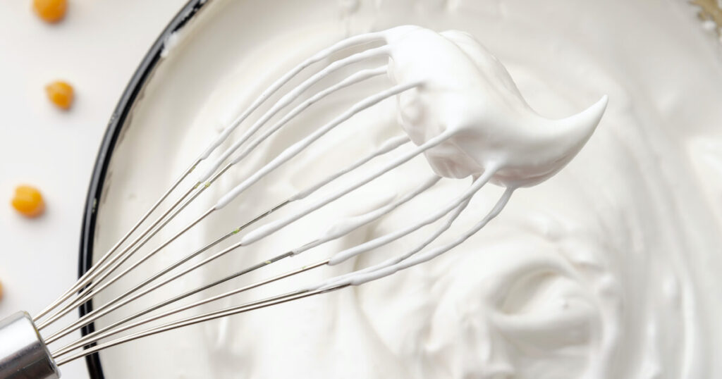 Aquafaba feita com grão de bico. Substitua o ovo no preparo desta receita vegana.