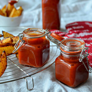 ketchup de tomate caseiro com batatas fritas cortadas em fatias ao fundo