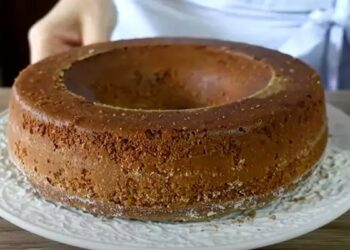 Junte banana, aveia, cenoura e faça um bolo saudável sem açúcar, sem farinha e sem leite