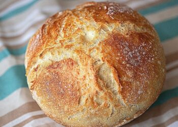 4 ingredientes e sem amassar! Todos podem fazer este delicioso pão caseiro!