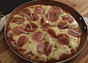 Sem forno, sem ovo e sem leite! Pizza de frigideira! Fácil e rápida