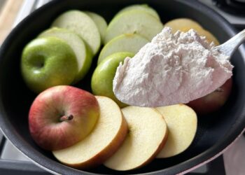 Quando compro maçãs, preparo com farinha! Quem experimenta, adora o sabor!