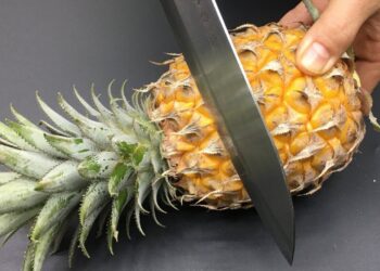 Corte o abacaxi sem remover os “olhos” nem descascar! É surpreendentemente simples!