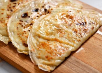 Farinha + água! Eu não abro a massa e não uso forno! Pãezinhos achatados de frigideira, simples e deliciosos