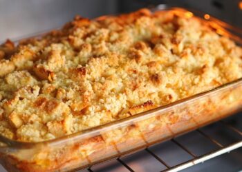 Misture tudo e leve ao forno! O bolo de maçã mais macio e delicioso que você já provou!