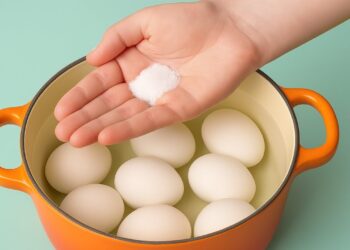 Não cozinhe ovos diretamente na água — esta é a técnica usada por hotéis cinco estrelas!