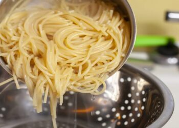 Aqui está o motivo pelo qual você nunca deve escorrer a massa na pia! Esse é um hábito bastante comum, mas poucos sabem a verdadeira razão de ser um grande erro